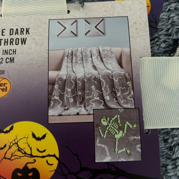 Cracker Barrel Skeleton Halloween Throw Blanket Glow In The Dark New - Picture 3 of 3